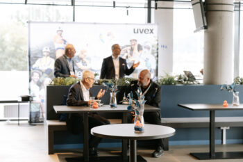 Zwei Männder sitzen in der Cafeteria